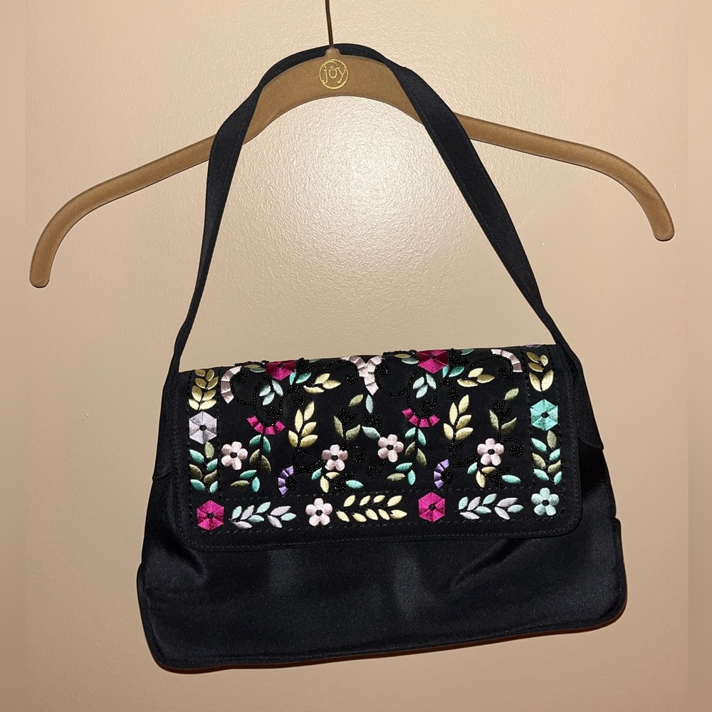 Black hand bag with flower embroidery